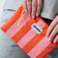 Plat toilettasje grote streep - Oranje roze